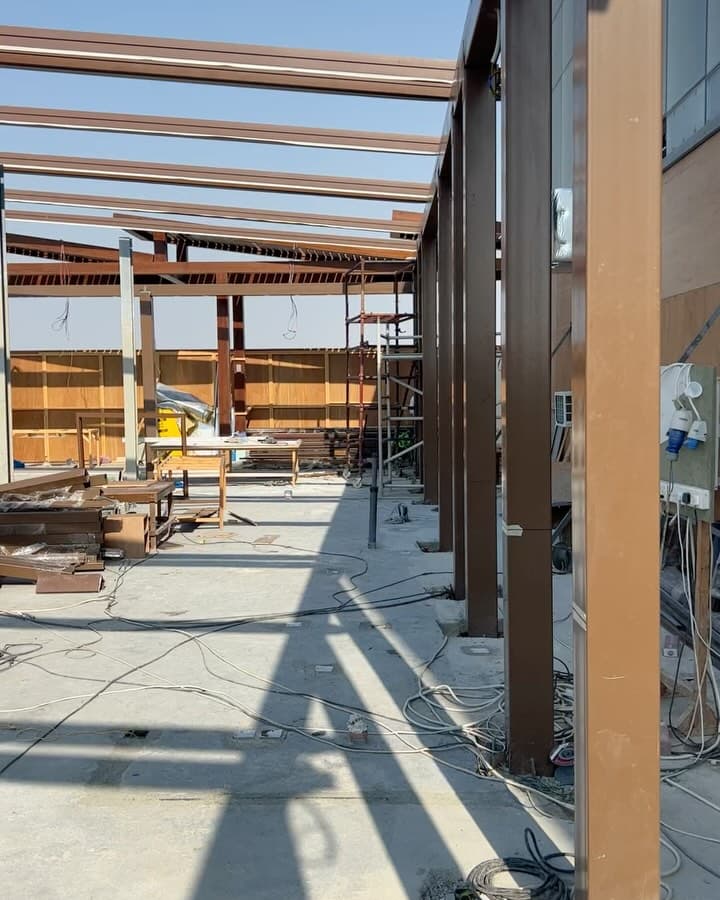 Ahşap görünümlü pergola iskeleti, teras uygulaması