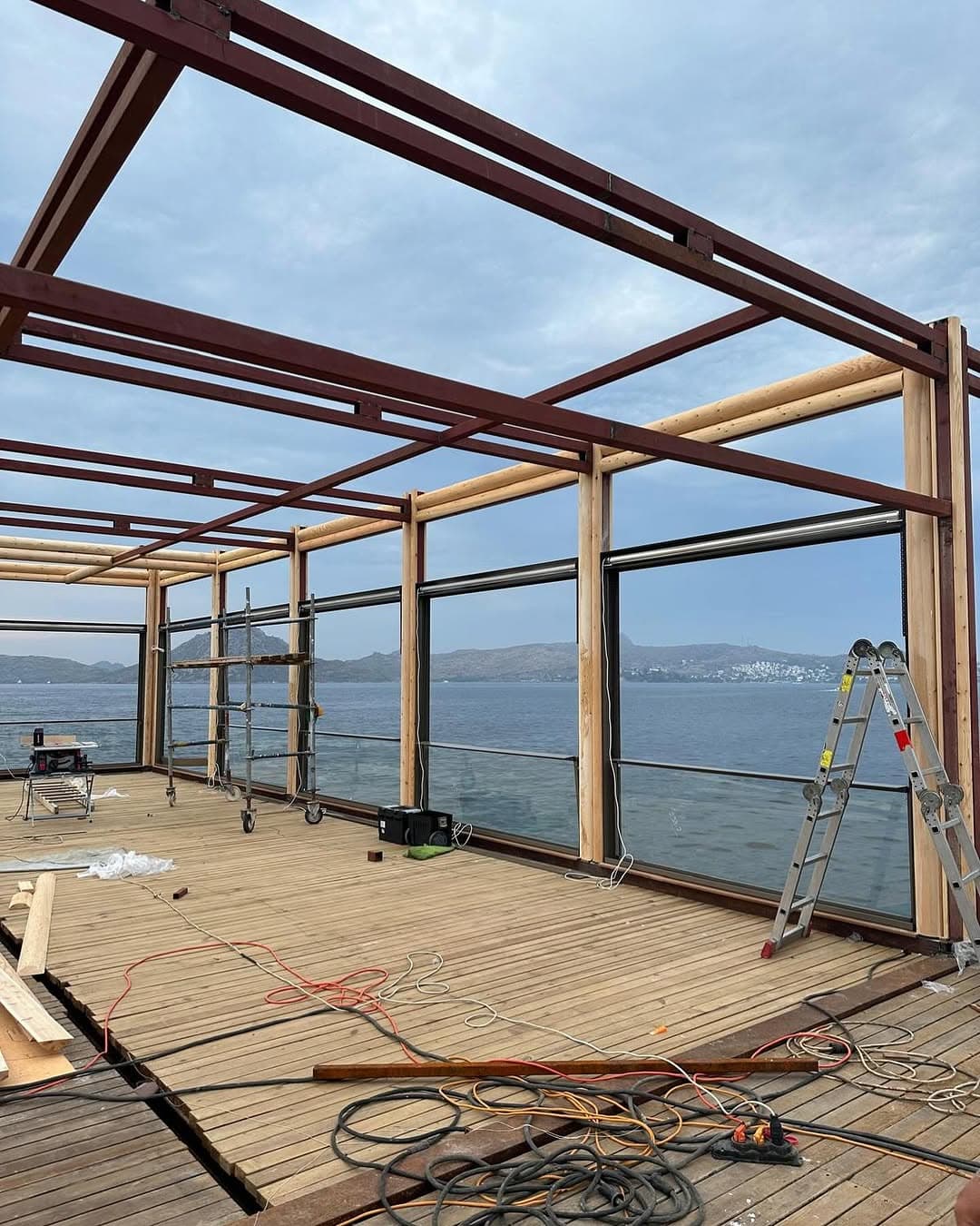 Deniz üzerinde iskelede çelik ve ahşap pergola konstrüksiyonu