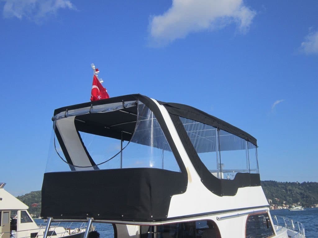 Marinada lacivert kaportalı motoryat tente işi