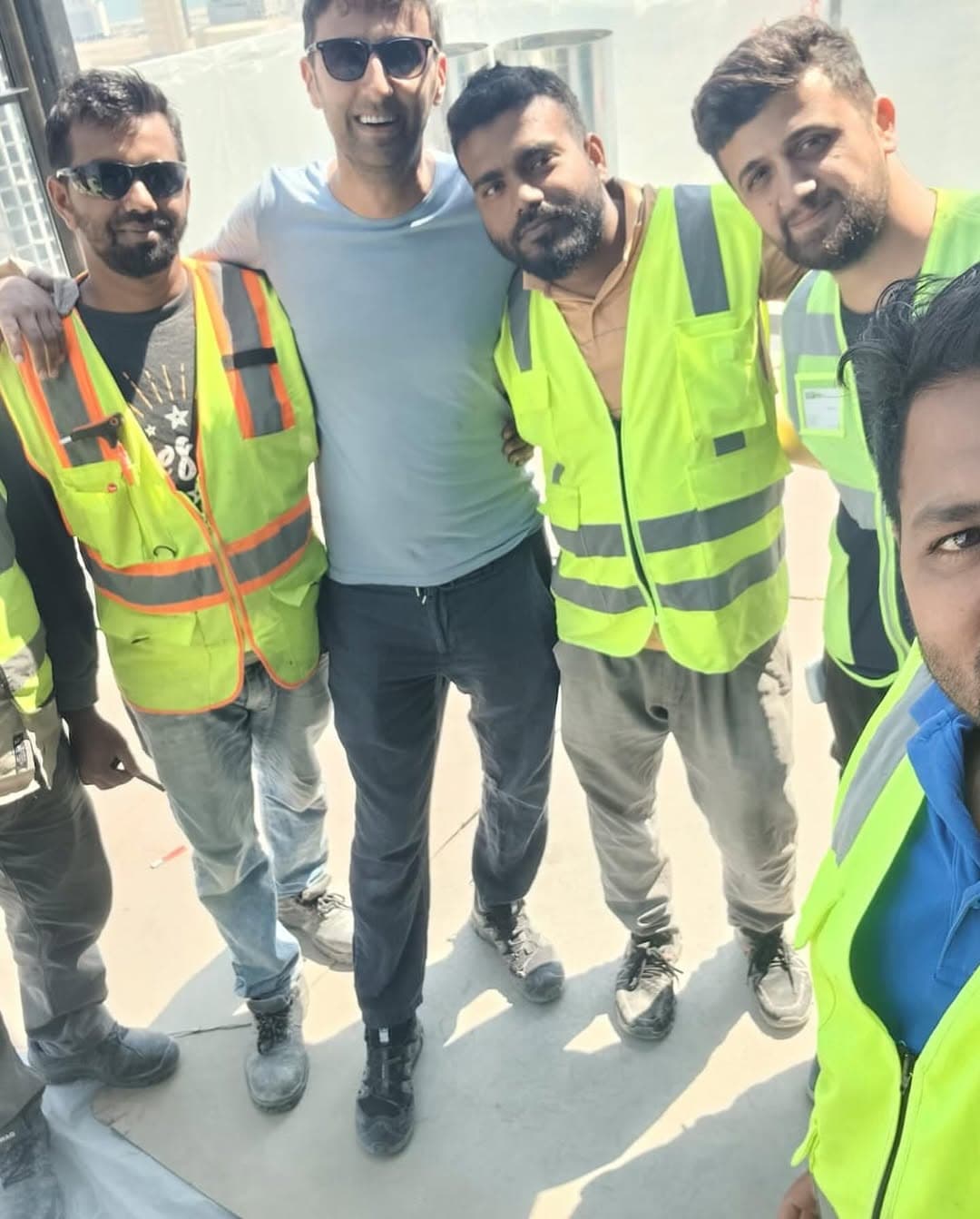 Montaj ekibi sahada, iş güvenliği yelekleriyle
