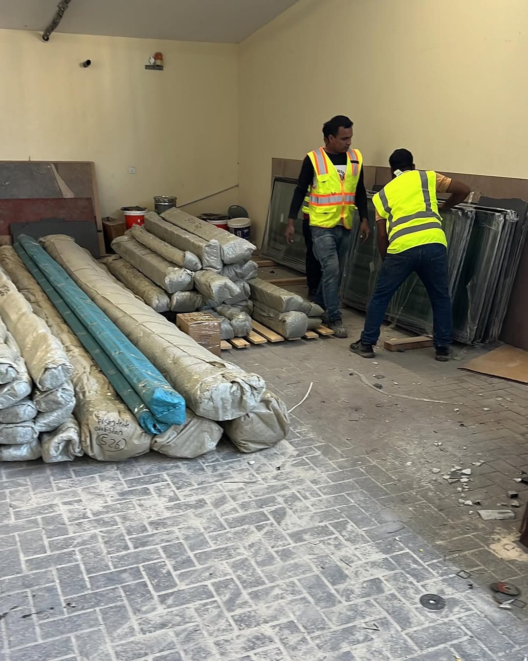 Atölyede profillerin sevkiyat için paketlenmesi