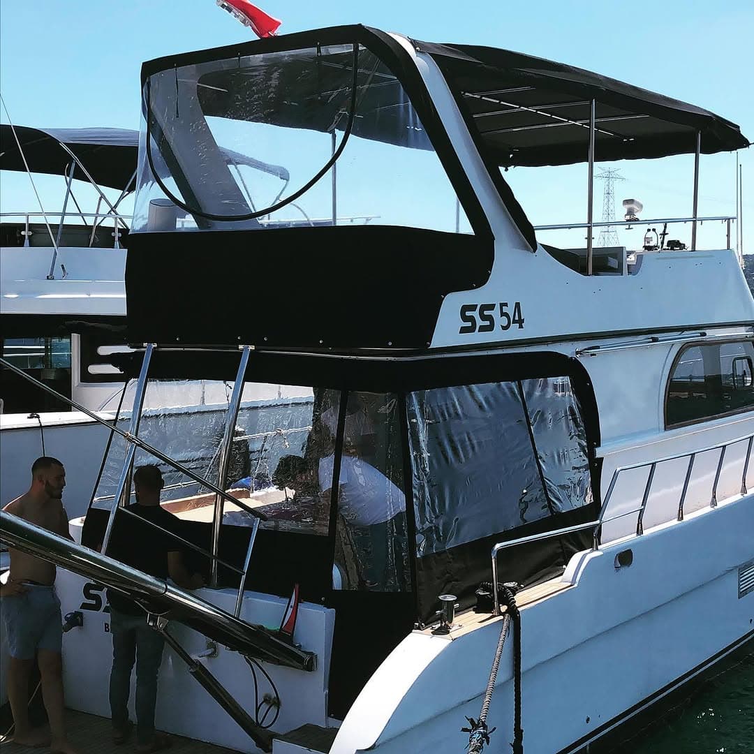 Tekne tentesi — marinada motoryat üzerinde lacivert kaporta ve tente işi