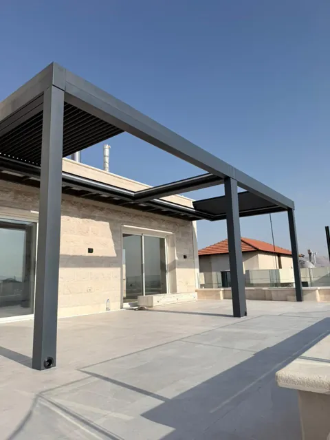 Açık konumda teras çatısı