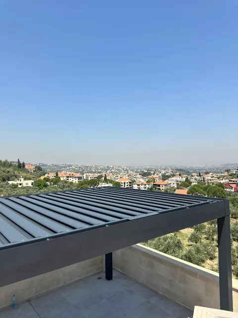 Kapalı konumda bioklimatik çatı