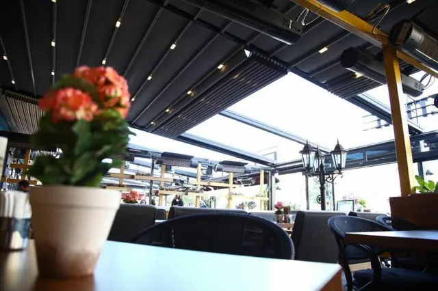 Restoran terasında açılır çatı