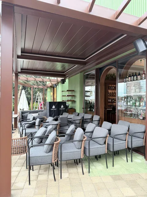 Restoran oturma alanında Rolling Roof