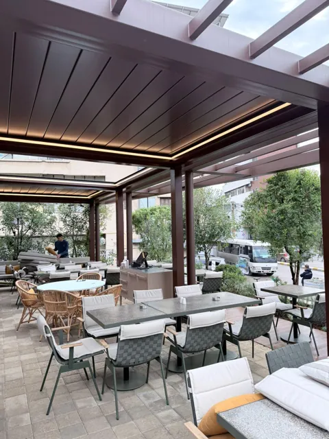 Restoranda ahşap tonlu açılır çatı
