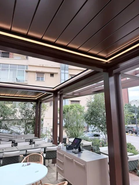 Çatı çevresinde LED aydınlatma